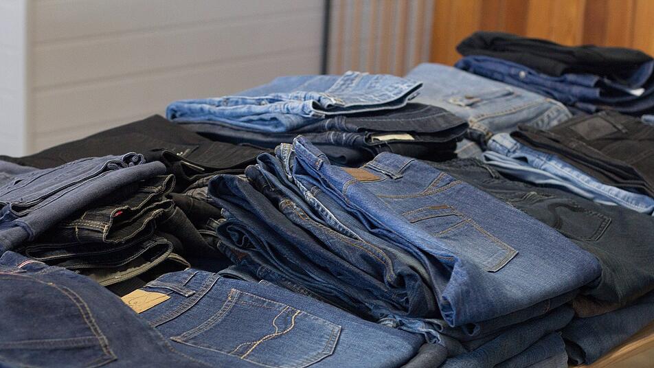 Jeans gehen einfach immer und sind auch ein Hingucker in jedem Secondhandladen.