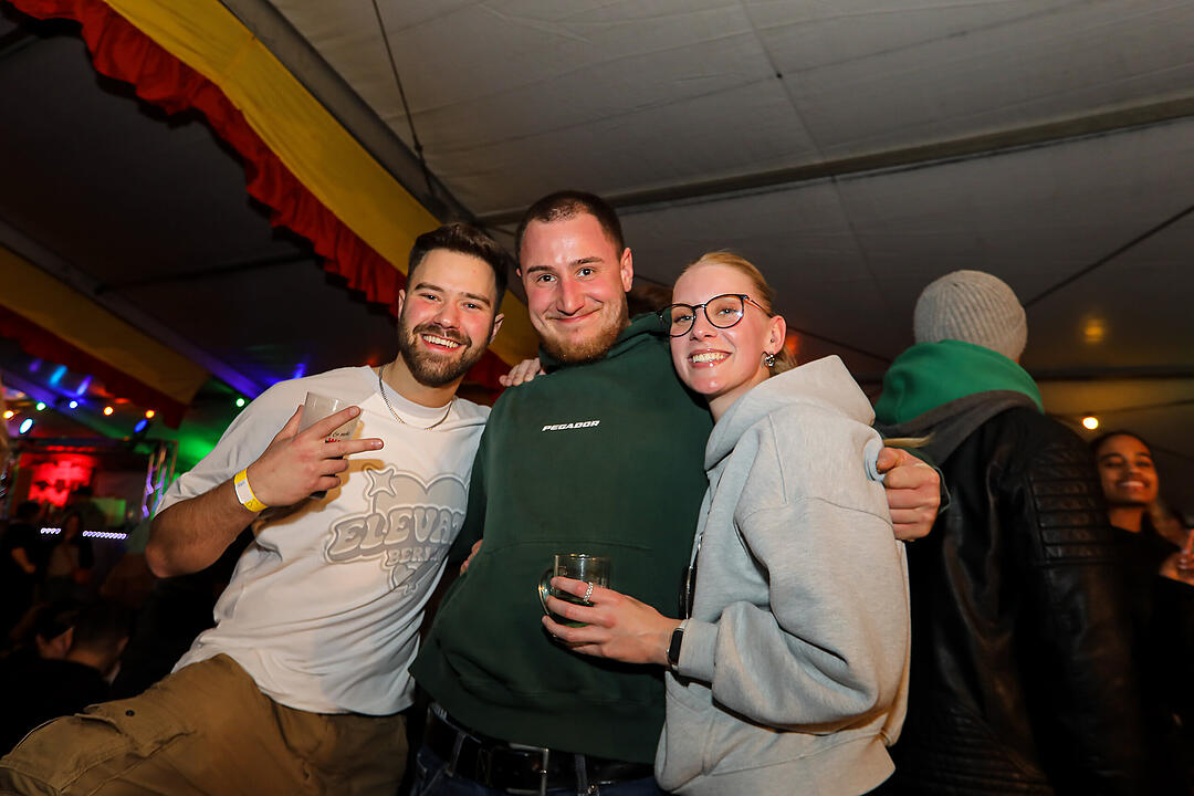 Beste Stimmung beim traditionsreichen Zeltweinfest an der Mainschleife!