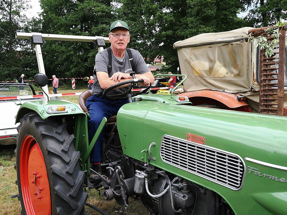 Oldtimer, US Cars, Traktoren und Motorräder.