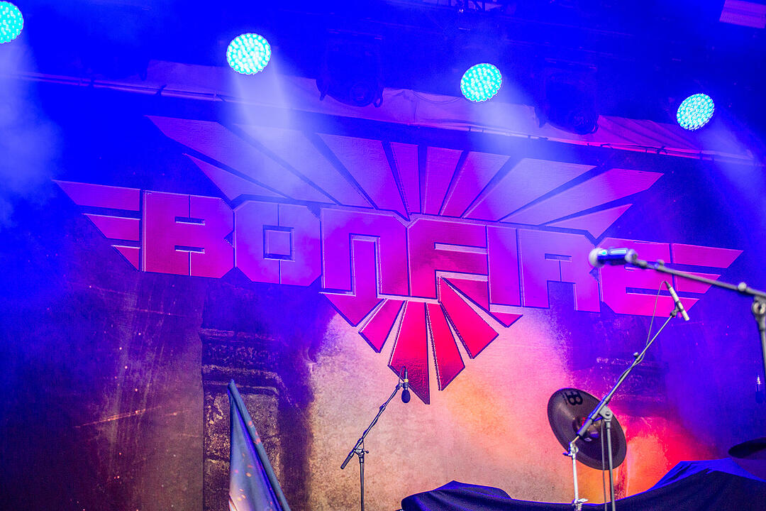 An die 2000 Besucher feierten die Rockmusik!