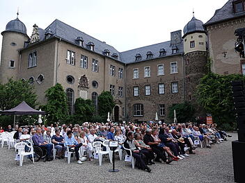 Im Innenhof von Schloss Namedy finden Konzerte und andere kulturelle Veranstaltungen statt.