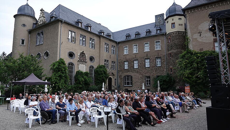 Im Innenhof von Schloss Namedy finden Konzerte und andere kulturelle Veranstaltungen statt.