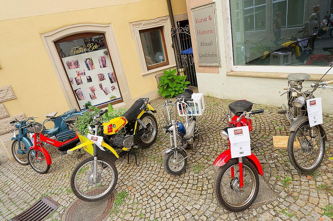 Historische Automobile und Motorräder