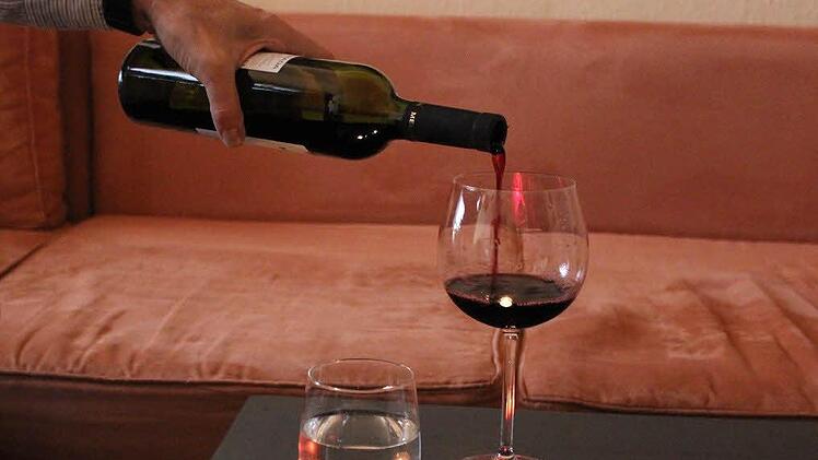 Ist ein Glas Rotwein pro Tag zu viel? Antworten auf alle Fragen zum Thema Alkohol gibt es bei unserer Telefonaktion am 8. Oktober. Symbolbild: BZgA