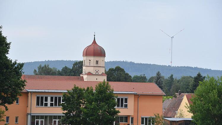 Blick auf die Grundschule in Mönchsroth. Foto: Ronald Rinklef