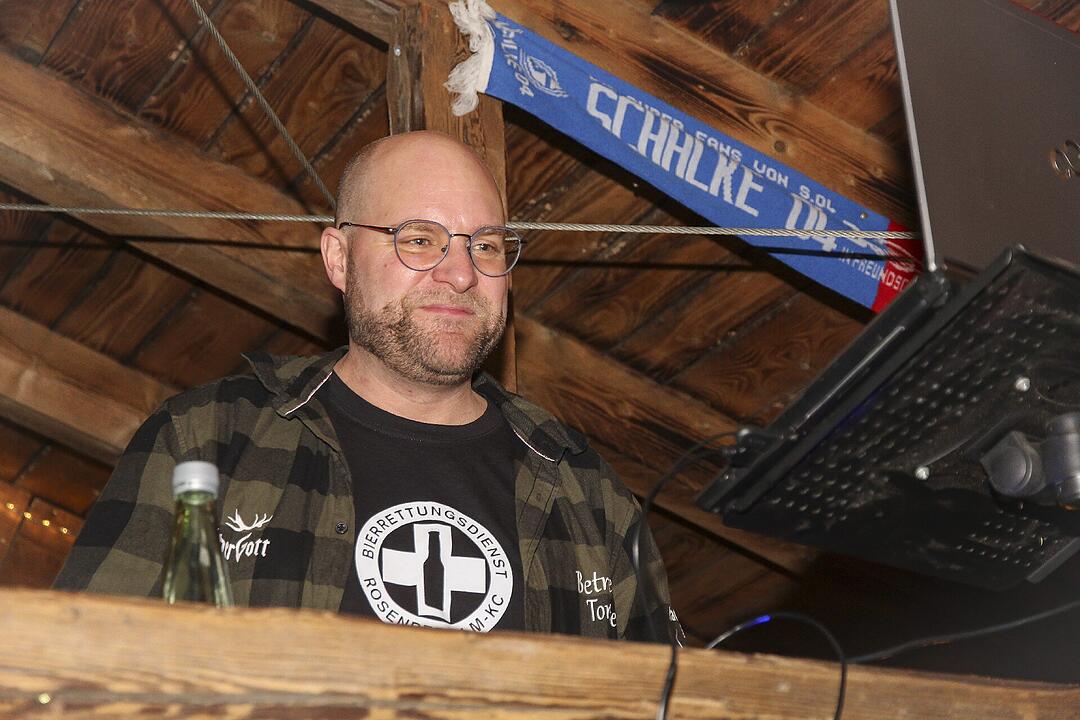 Beste Partystimmung bei voller Hütte.