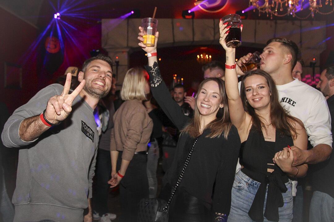 Volles Haus, erwachsene Partypeople und eine ausgelassene Feier!