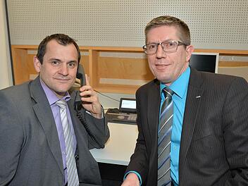 Bei Frank Müller (links) und Arsem Selendt liefen bei unserer Telefonaktion zum Thema Krankenversicherung die Drähte heiß. Foto: Ronald Rinklef