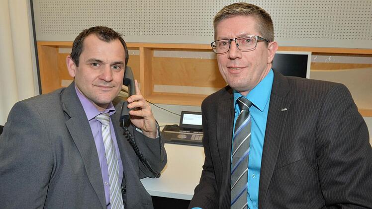 Bei Frank Müller (links) und Arsem Selendt liefen bei unserer Telefonaktion zum Thema Krankenversicherung die Drähte heiß. Foto: Ronald Rinklef