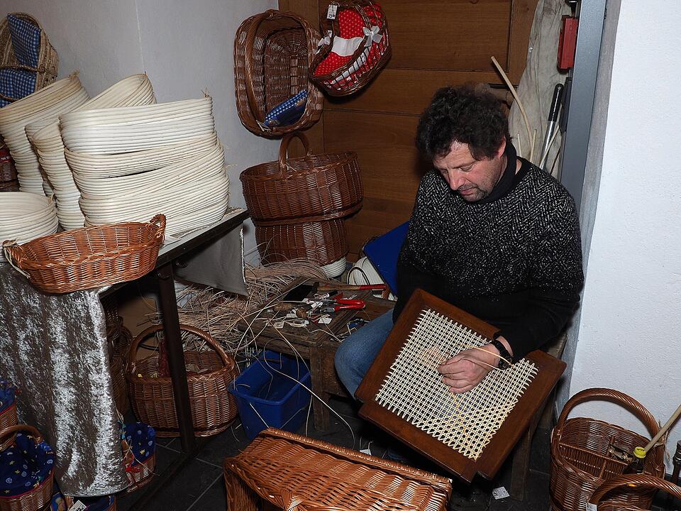 Kunsthandwerker und Regionalerzeuger präsentieren ihre Waren und Künste.