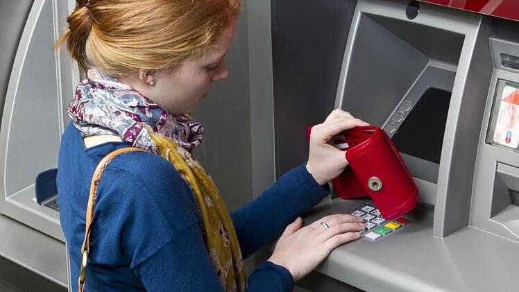 Ob im Urlaub oder Zuhause: Die Geheimzahl sollte man so eingeben, dass die Sicht auf die Tastatur verdeckt ist. Foto: Euro Kartensysteme GmbH