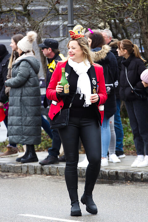 Bunter Zug durch die Straßen mit Finale am Marktplatz