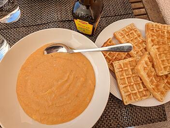 Eine herzhafte Kartoffelsuppe geht mit süßen Waffeln eine himmlische Verbindung ein.