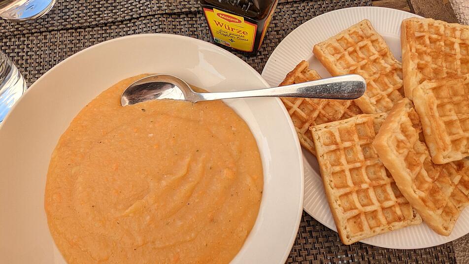 Eine herzhafte Kartoffelsuppe geht mit süßen Waffeln eine himmlische Verbindung ein.