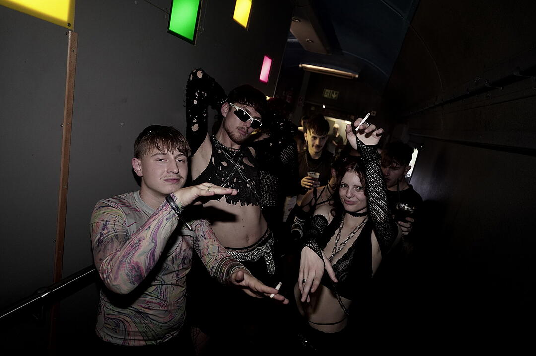 Party im Zug - Raver*innen tanzen zu Techno-Beats