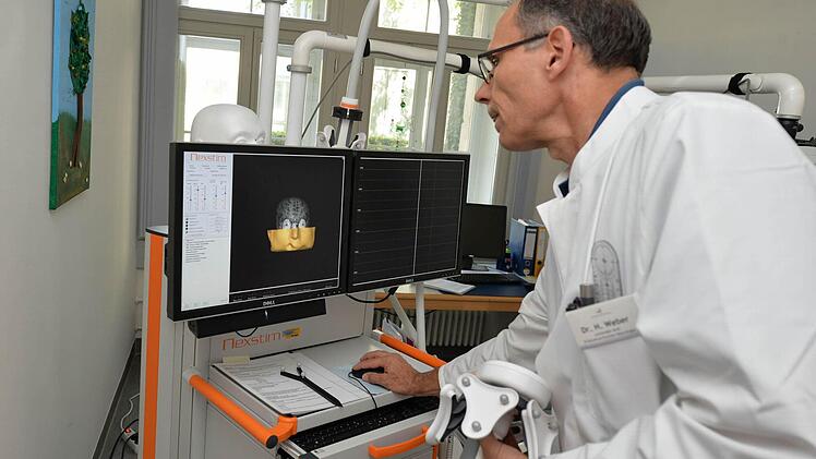 Hermann Weber aktiviert das Gerät. In seiner Hand: Die Magnetspule. Foto: Ronald Rinklef