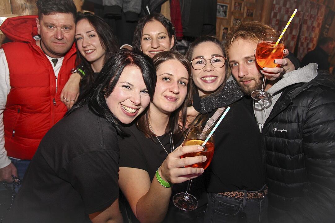 Beste Partystimmung bei voller Hütte.