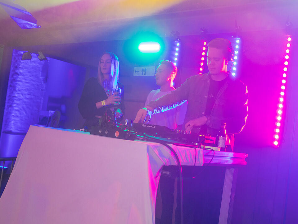 Nach dem einschlagenden Erfolg der ersten Kufa Club Night wurde ausgelassen die 2. Auflage gefeiert.