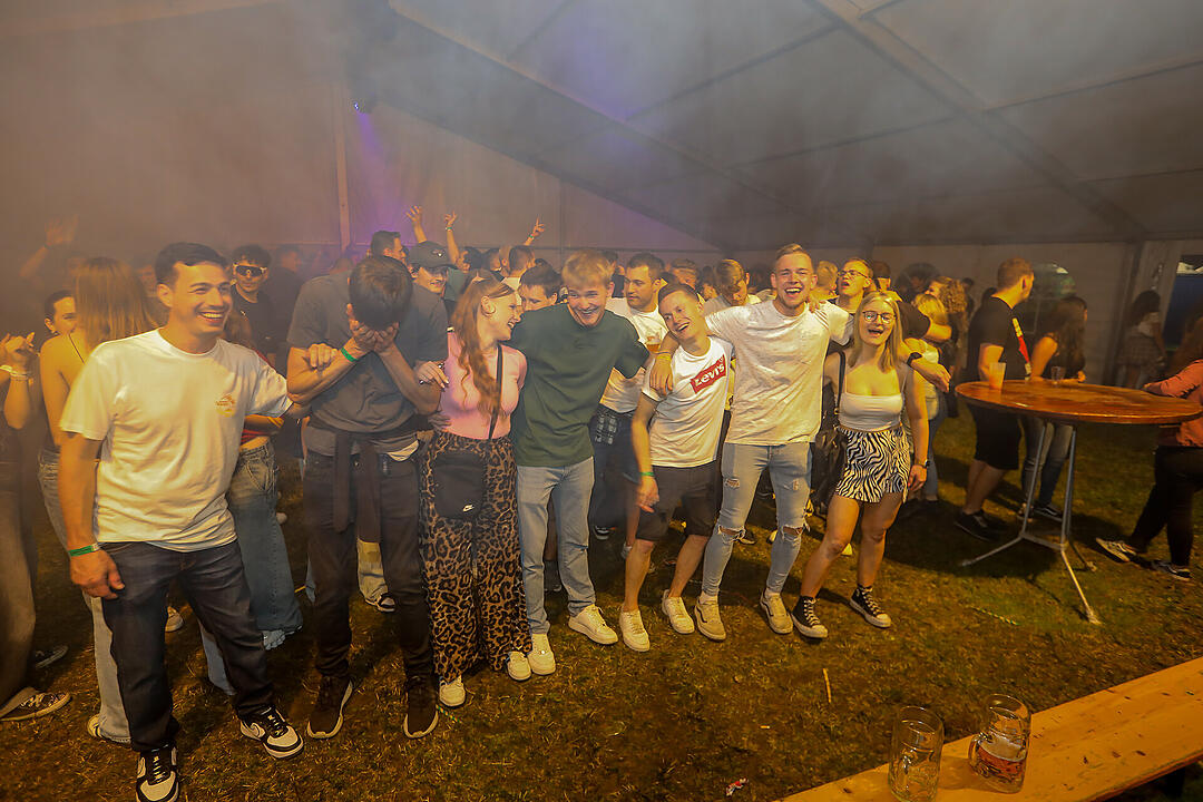 Partyzeltdorf mit 5 Areas!
