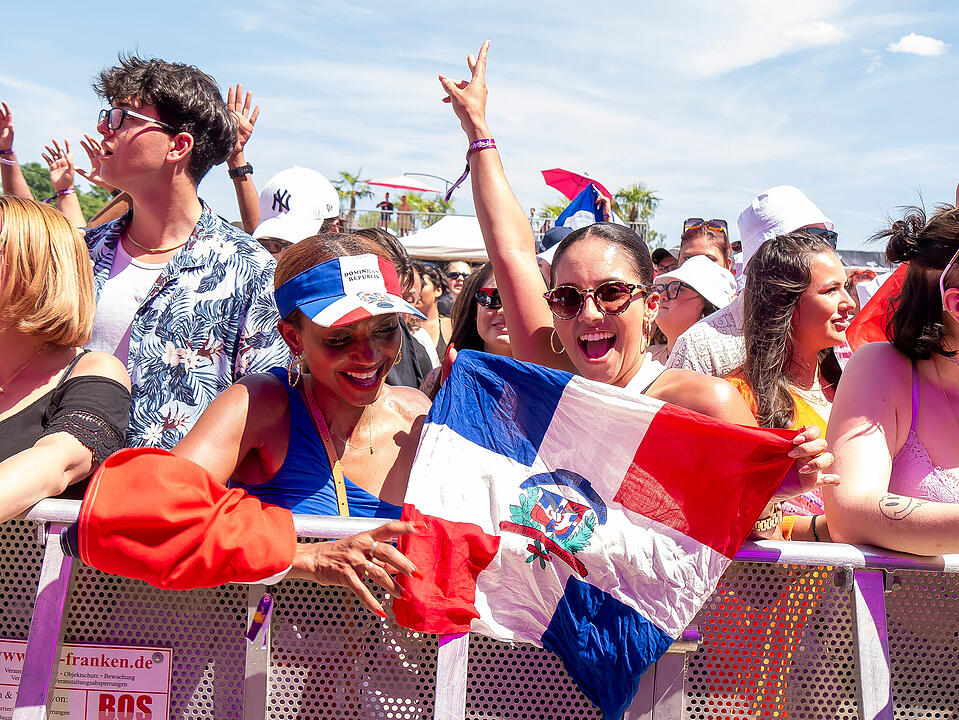 Mit internationalen und nationalen Live-Acts!