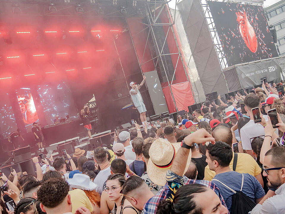 Mit internationalen und nationalen Live-Acts!