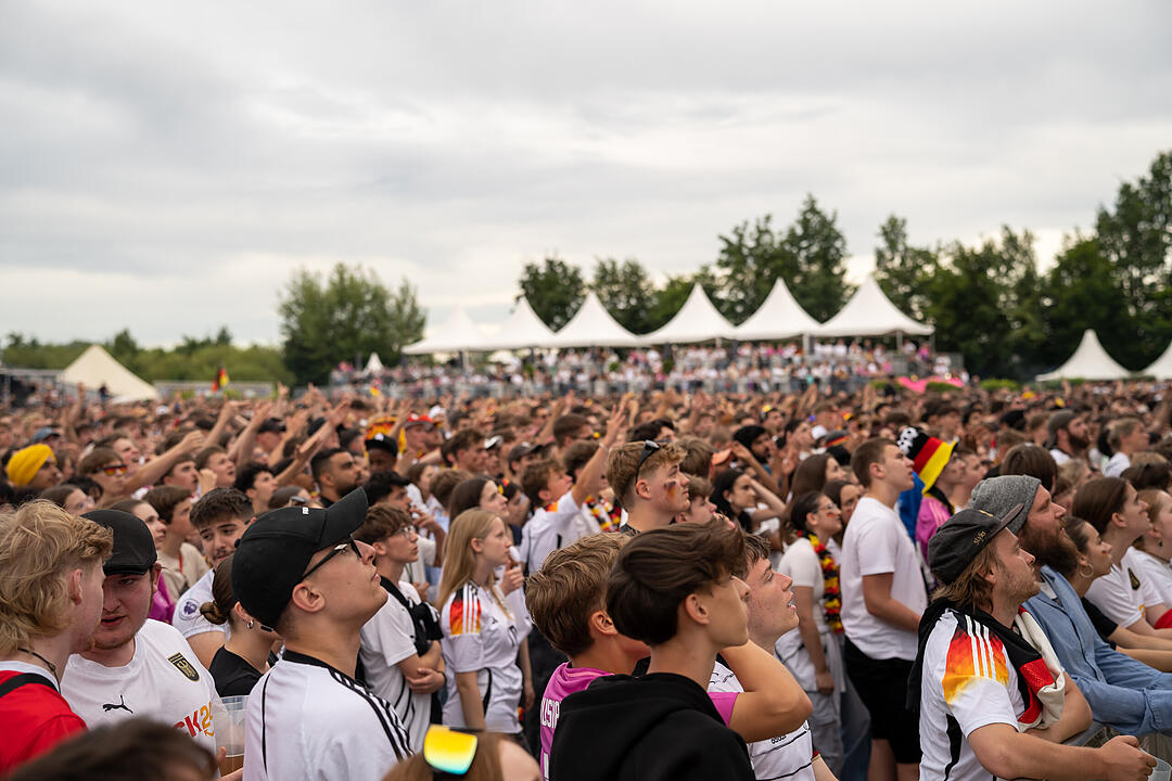 Fans schauen das EM-Viertelfinale zwischen Duetschland und Spanien in Nürnberg