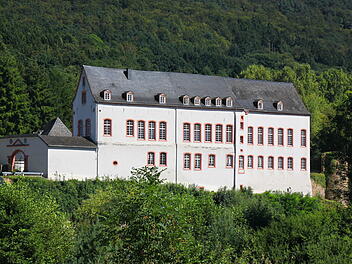 Burg Bollendorf blickt über die Sauer und das Felsenland Südeifel.