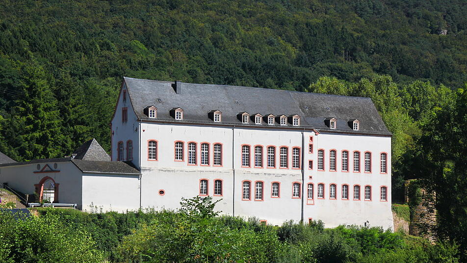 Burg Bollendorf blickt über die Sauer und das Felsenland Südeifel.