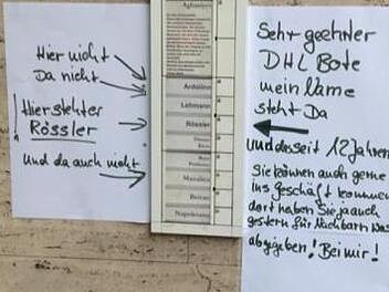 Die Frau hat wutentbrannt eine große Anleitung neben ihr Klingelschild geklebt, welche mit Pfeilen auf ihren Namen deutet. Foto: Martina Rössler/Facebook