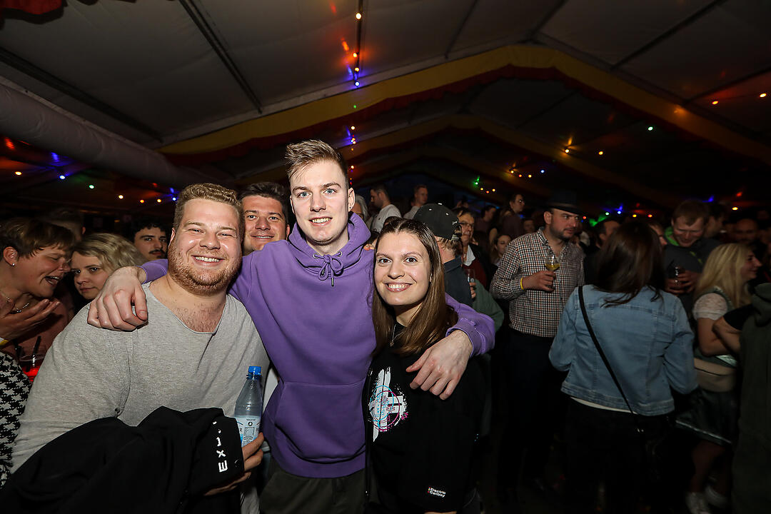Beste Stimmung beim traditionsreichen Zeltweinfest an der Mainschleife!