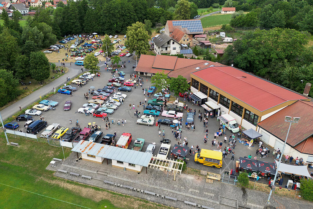 Oldtimer, US Cars, Traktoren und Motorräder.