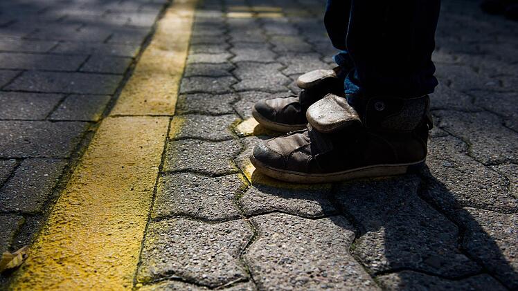 Ein Grundschüler ist in Regensburg sexuell missbraucht worden. Ein Unbekannter vergriff sich an dem Jungen im Stadtpark der oberpfälzischen Stadt. (Symbolfoto: Ole Spata/dpa)