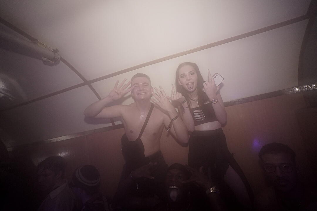 Party im Zug - Raver*innen tanzen zu Techno-Beats