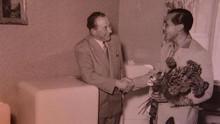 Max Morlock freut sich über seinen neuen Kühlschrank. Foto: Privatarchiv Gerd Wohlhöfner