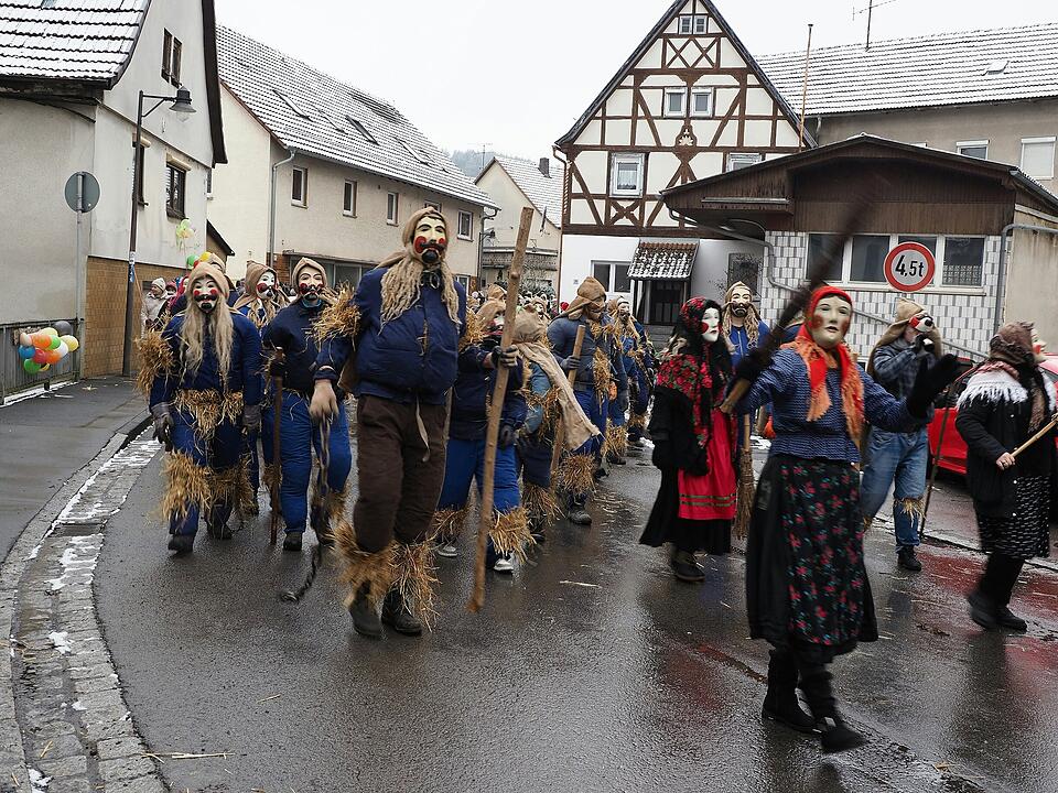 Tausende Besucher beim traditionellen Maskenumzug