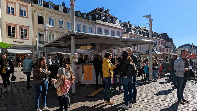 Endlich wieder Weinstand in Trier: Am Trierer Hauptmarkt präsentieren sich regionale Winzer.