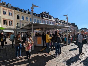 Endlich wieder Weinstand in Trier: Am Trierer Hauptmarkt präsentieren sich regionale Winzer.