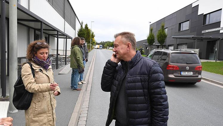 Hans Thomann im Gespräch mit einer Mitarbeiterin. Foto: Ronald Rinklef