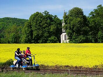 Fahre mit dem Fahrrad oder per Draisine durch das Glantal.