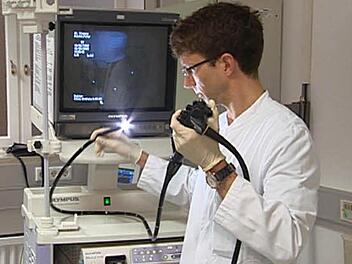 Die Darmspiegelung (Koloskopie) ist die sicherste Methode zur Früherkennung bei Darmkrebs. Zur Untersuchung des Darms nutzt der Arzt einen flexiblen Schlauch. Foto: Darmkrebszentrale