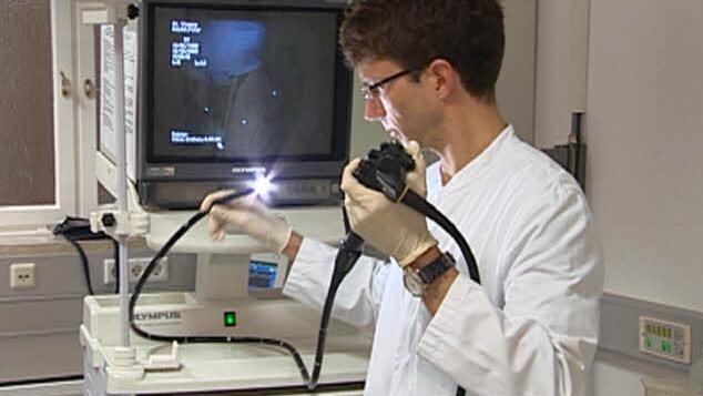 Die Darmspiegelung (Koloskopie) ist die sicherste Methode zur Früherkennung bei Darmkrebs. Zur Untersuchung des Darms nutzt der Arzt einen flexiblen Schlauch. Foto: Darmkrebszentrale