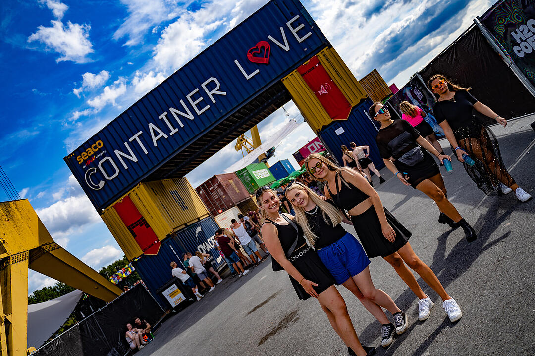 Einmalige Festivalwelt zwischen Stahl und Container.