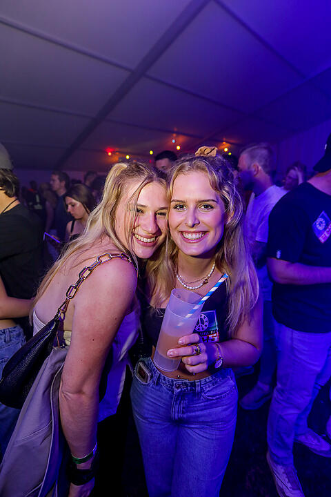 Partyzeltdorf mit 5 Areas!