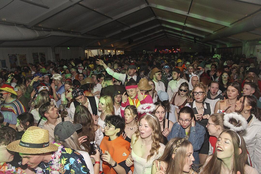 Super Stimmung beim Meeder Zeltfasching 2025!