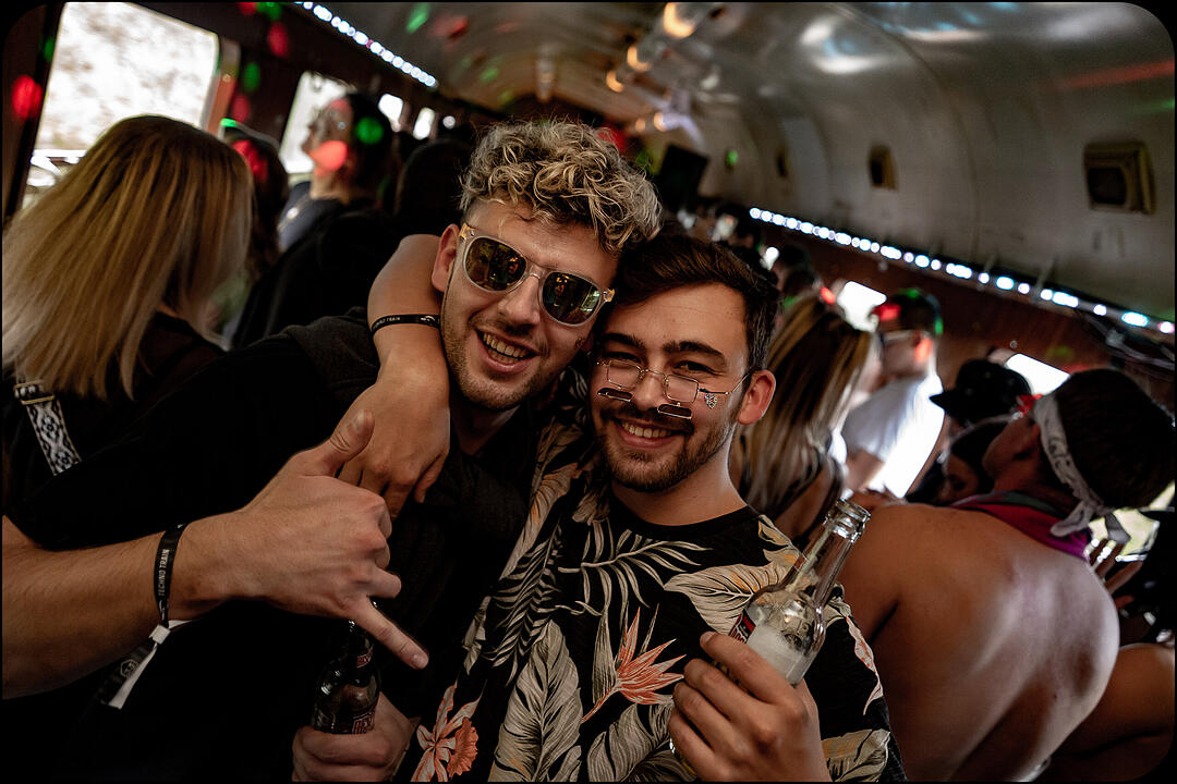 Hard Techno und Trance in drei verschiedenen Party-Waggons!