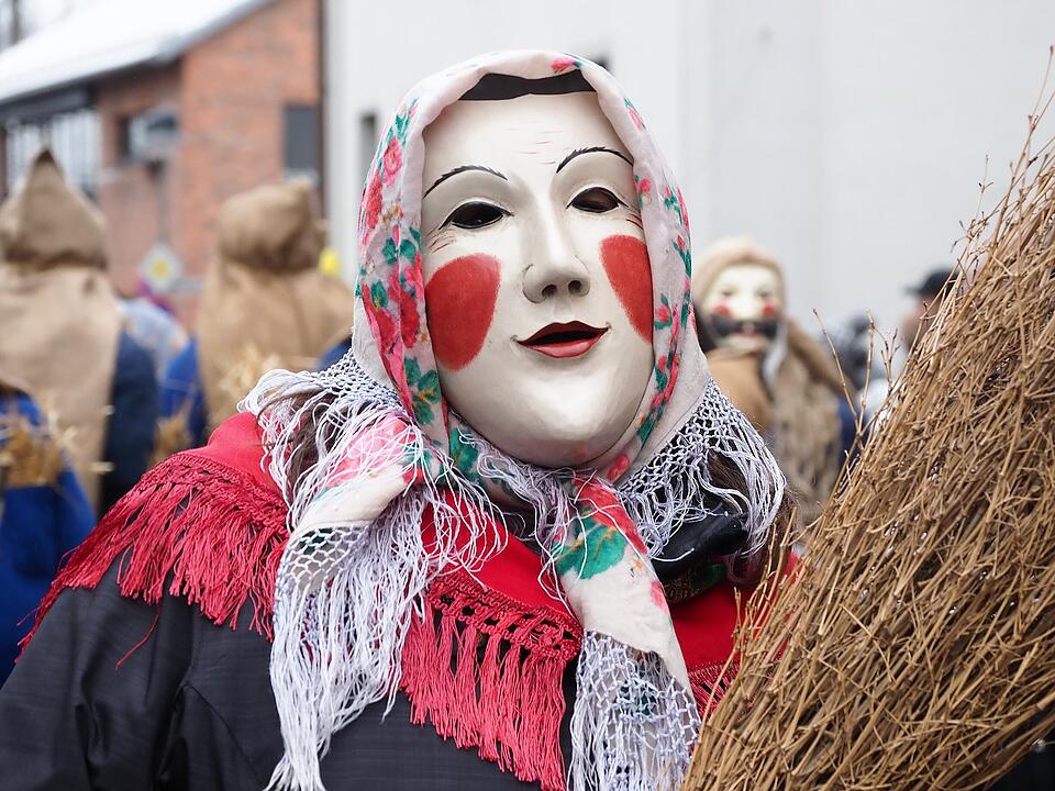 Tausende Besucher beim traditionellen Maskenumzug