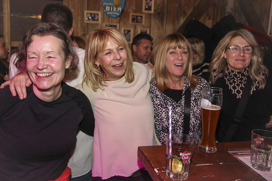 Beste Partystimmung bei voller Hütte.