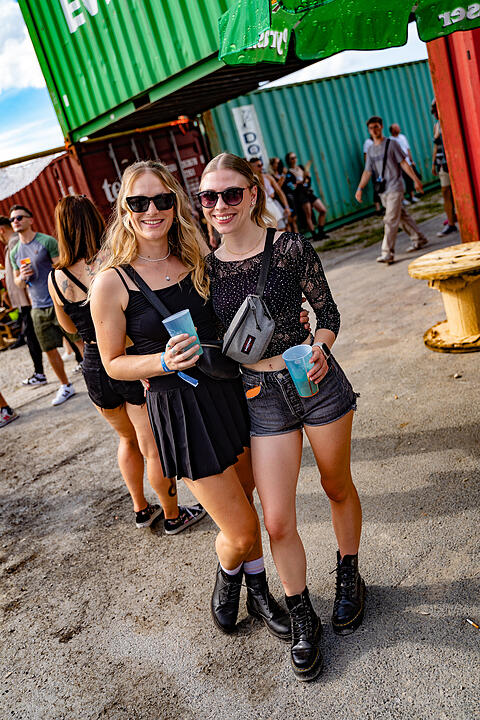 Einmalige Festivalwelt zwischen Stahl und Container.