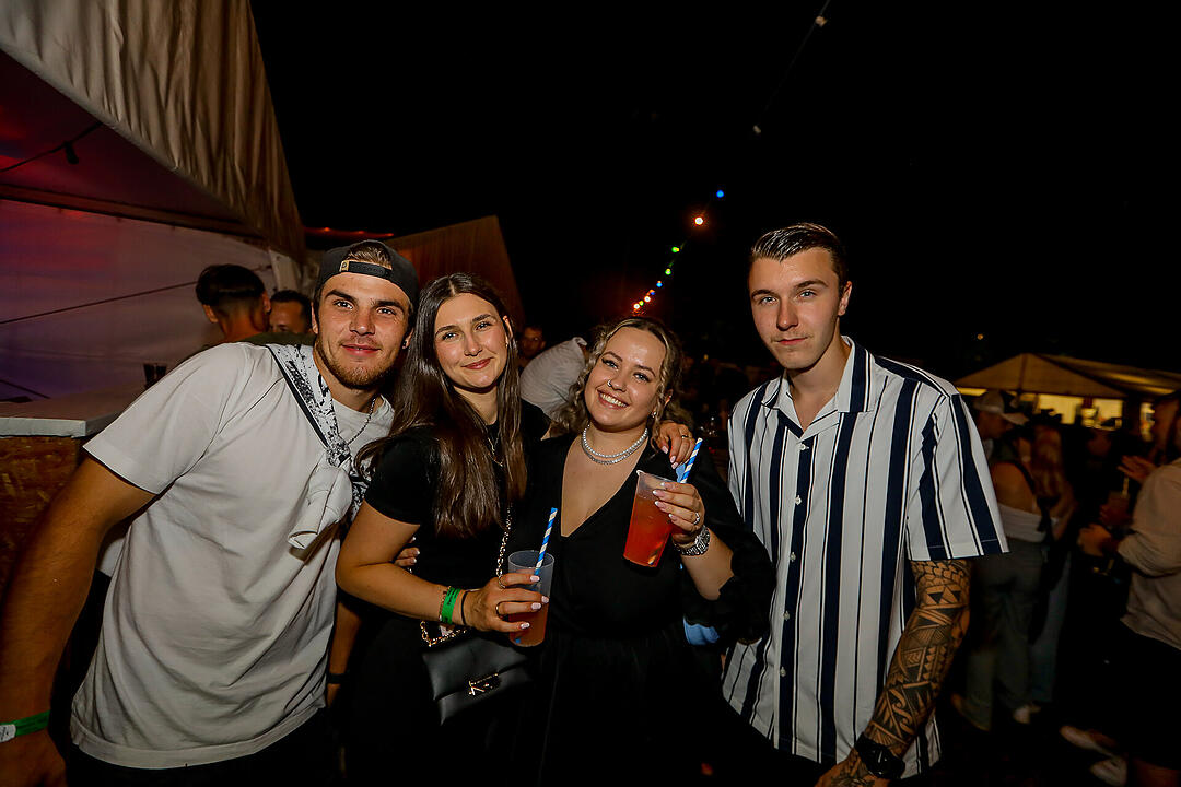 Partyzeltdorf mit 5 Areas!