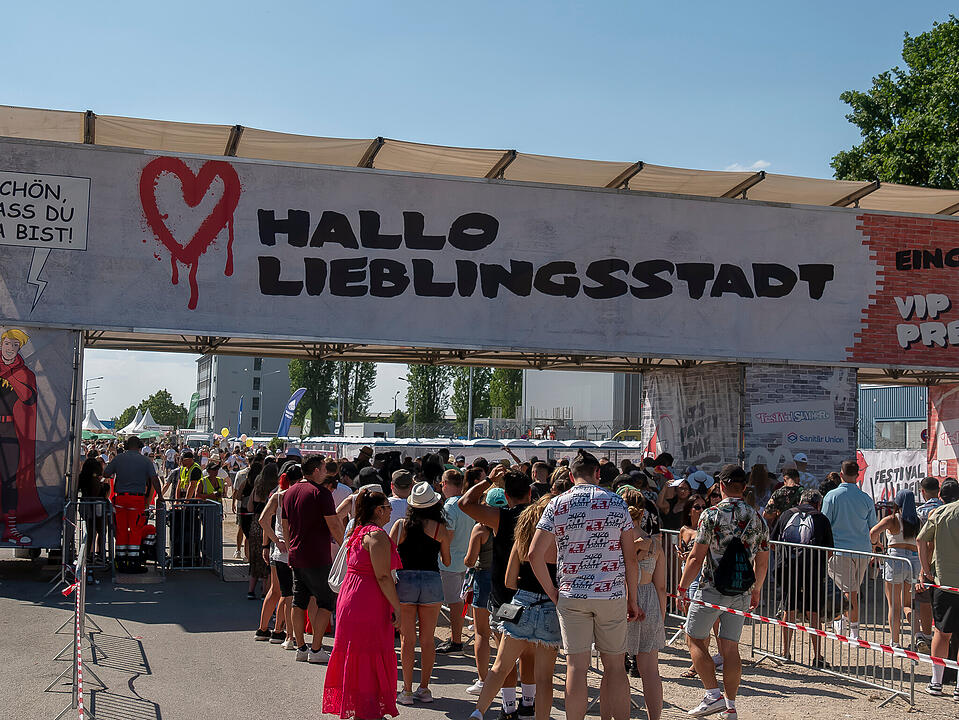 Mit internationalen und nationalen Live-Acts!